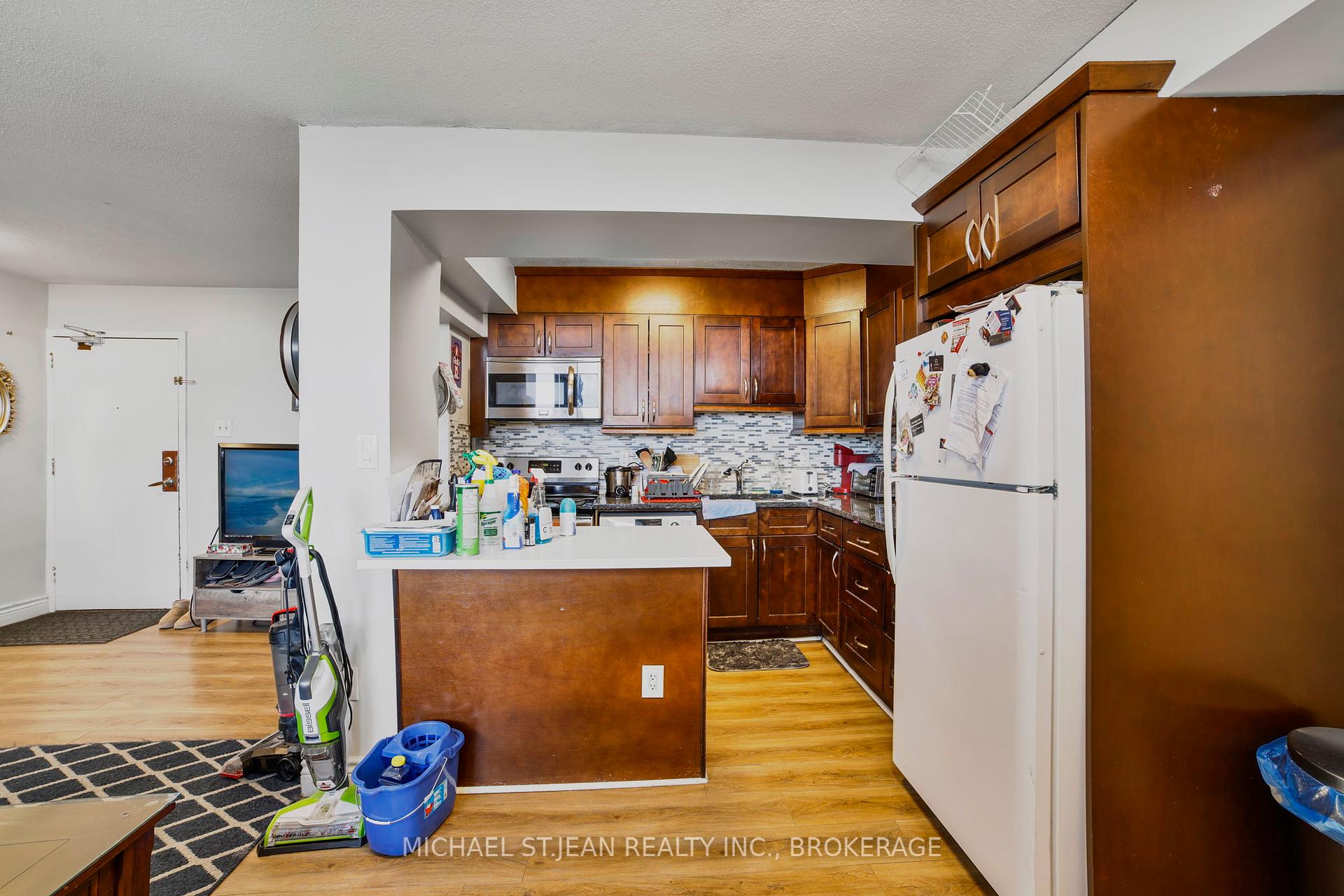 3 Bedrooms Condo at 15 Albright,  Hamilton For sale