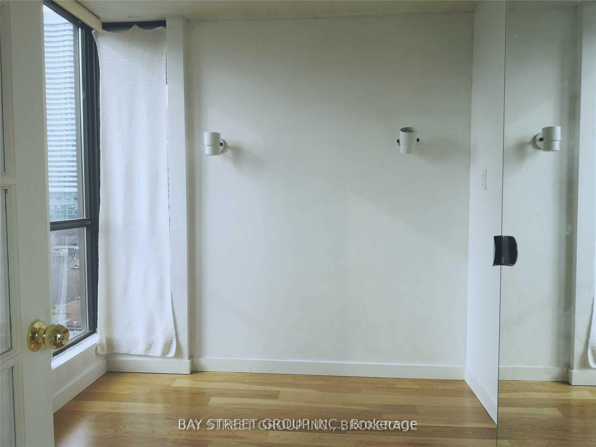 2 Bedrooms Condo at 117 Gerrard,  Toronto For sale
