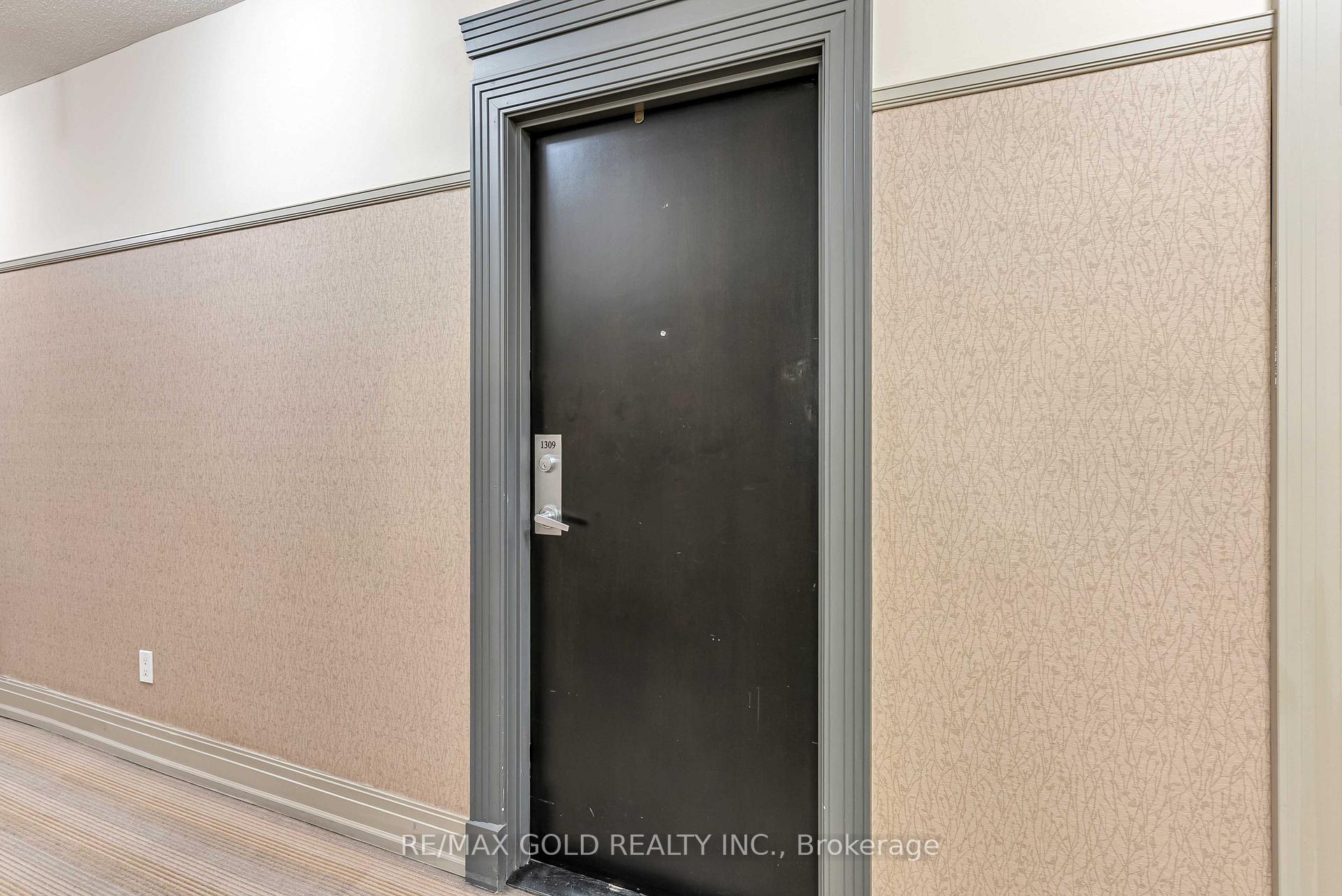 2 Bedrooms Condo at 388 Prince Of Wales, Mississauga For sale