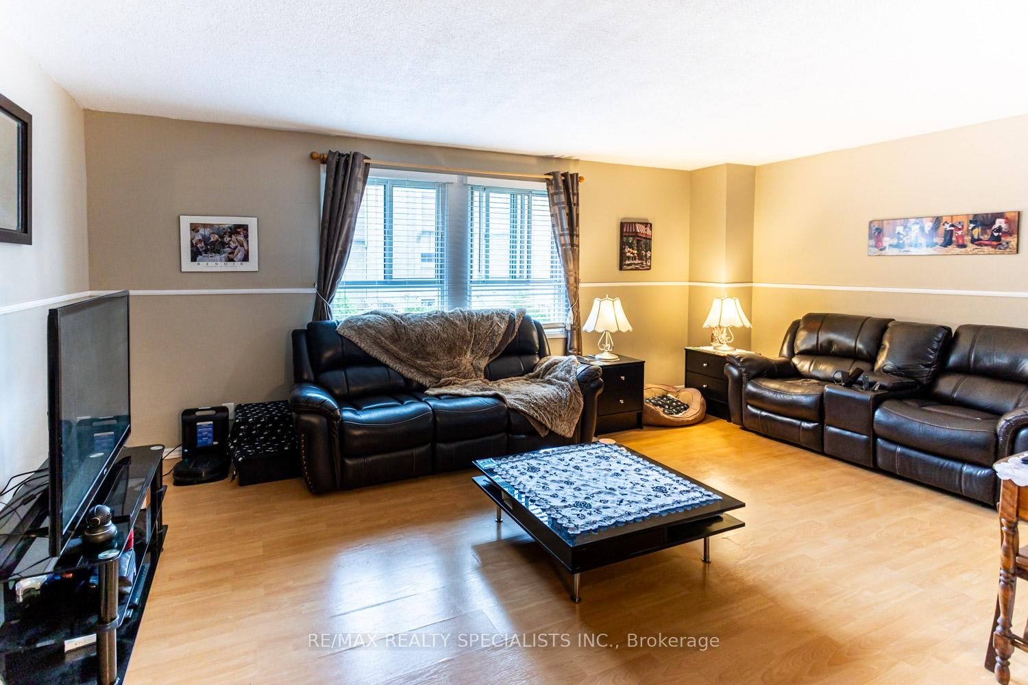 5 Bedrooms Condo at 405 Hyacinthe, Mississauga For sale