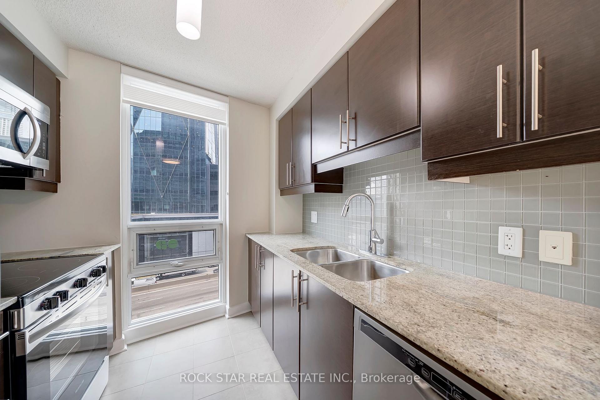 2 Bedrooms Condo at 18 Harbour,  Toronto For sale