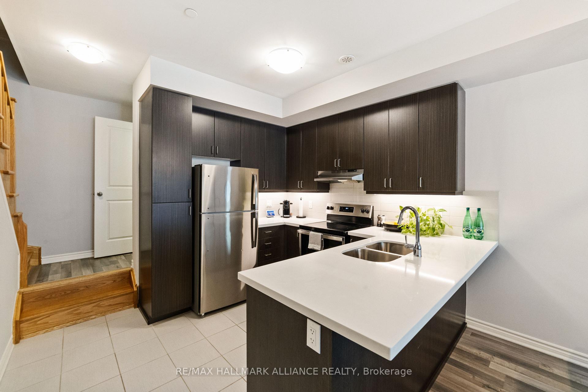 3 Bedrooms Condo at 1150 Stroud, Mississauga For sale