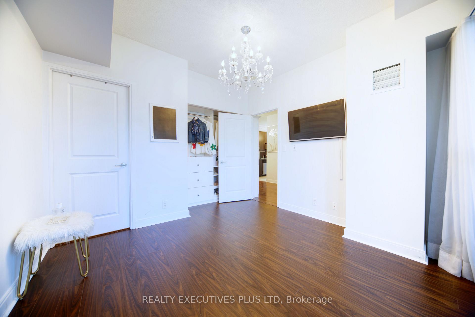 3 Bedrooms Condo at 60 Absolute, Mississauga For sale
