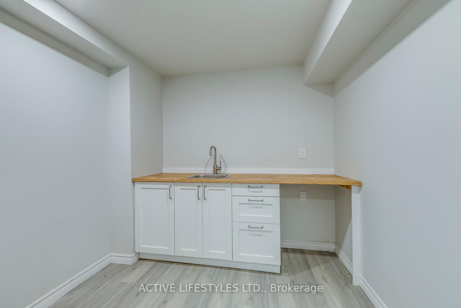 4 Bedrooms Condo at 2301 Derry, Mississauga For sale