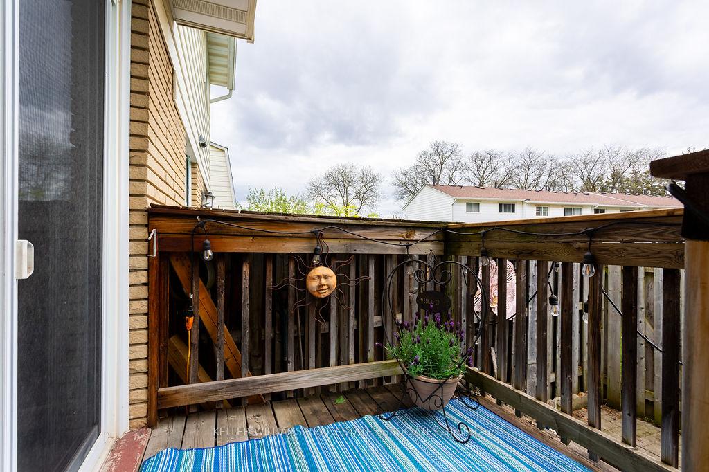 3 Bedrooms Condo at 2216 Upper Middle, Burlington For sale