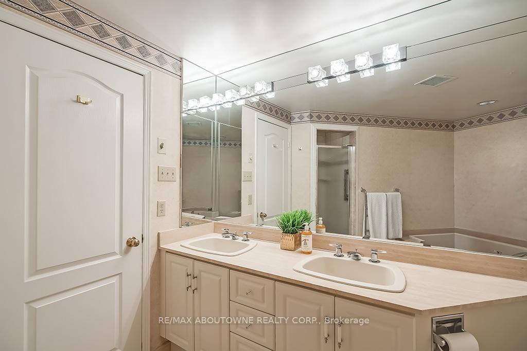 2 Bedrooms Condo at 1903 Pilgrims, Oakville For sale
