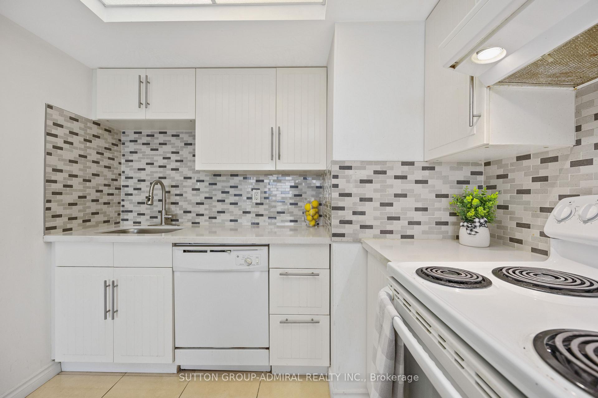 3 Bedrooms Condo at 4460 Tucana, Mississauga For sale