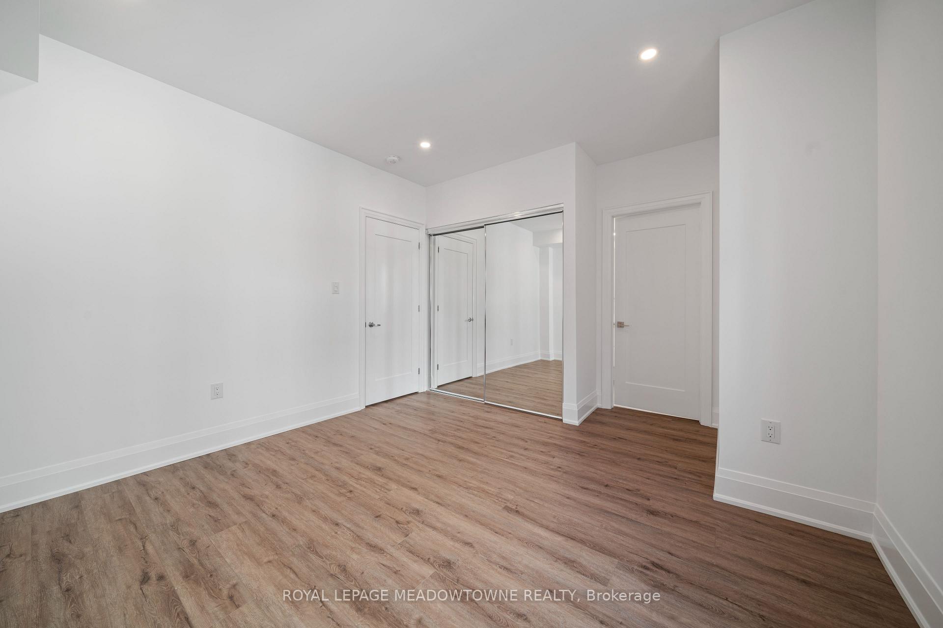 4 Bedrooms Condo at 121 High, Mississauga For sale