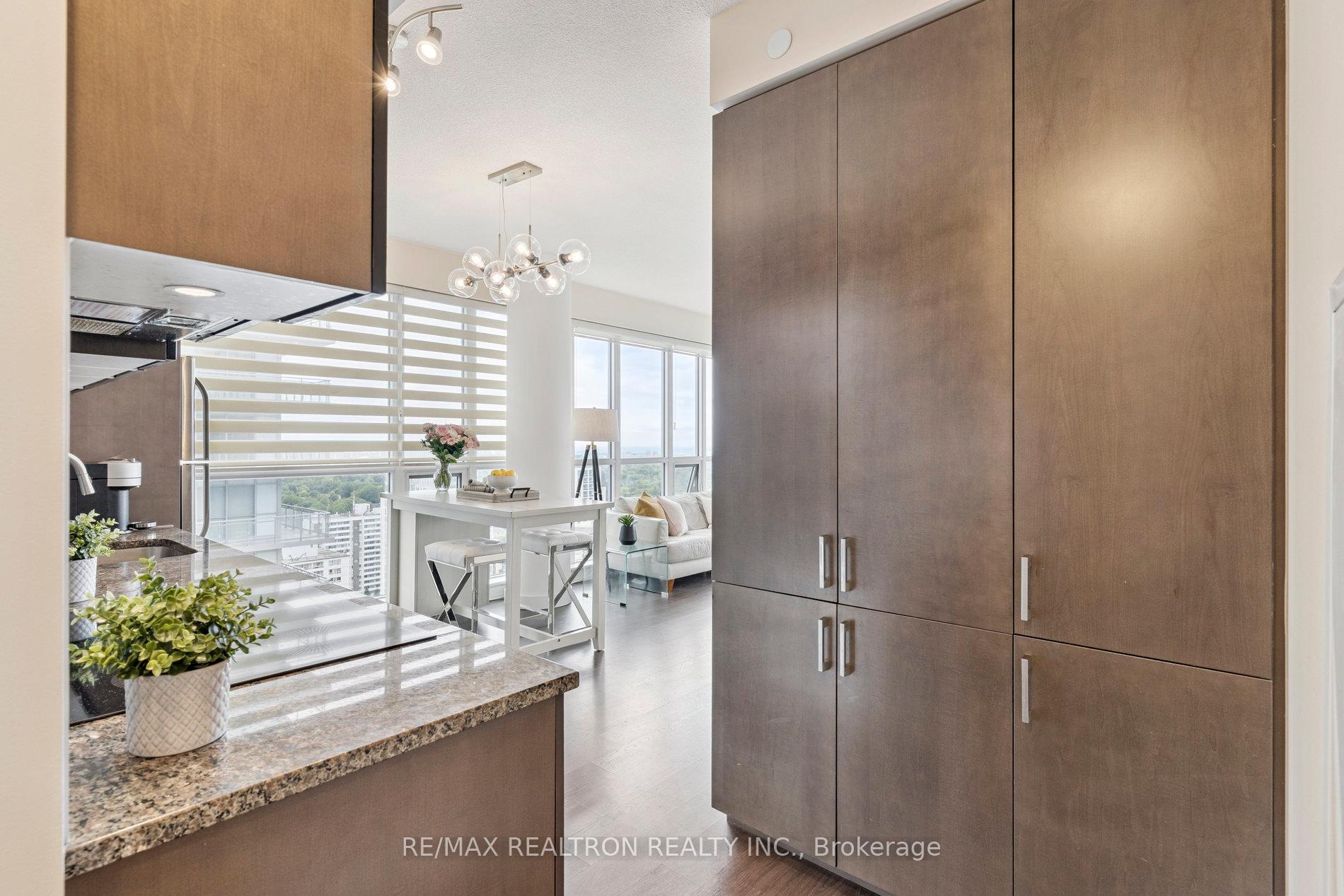 2 Bedrooms Condo at 89 Dunfield, Toronto For sale
