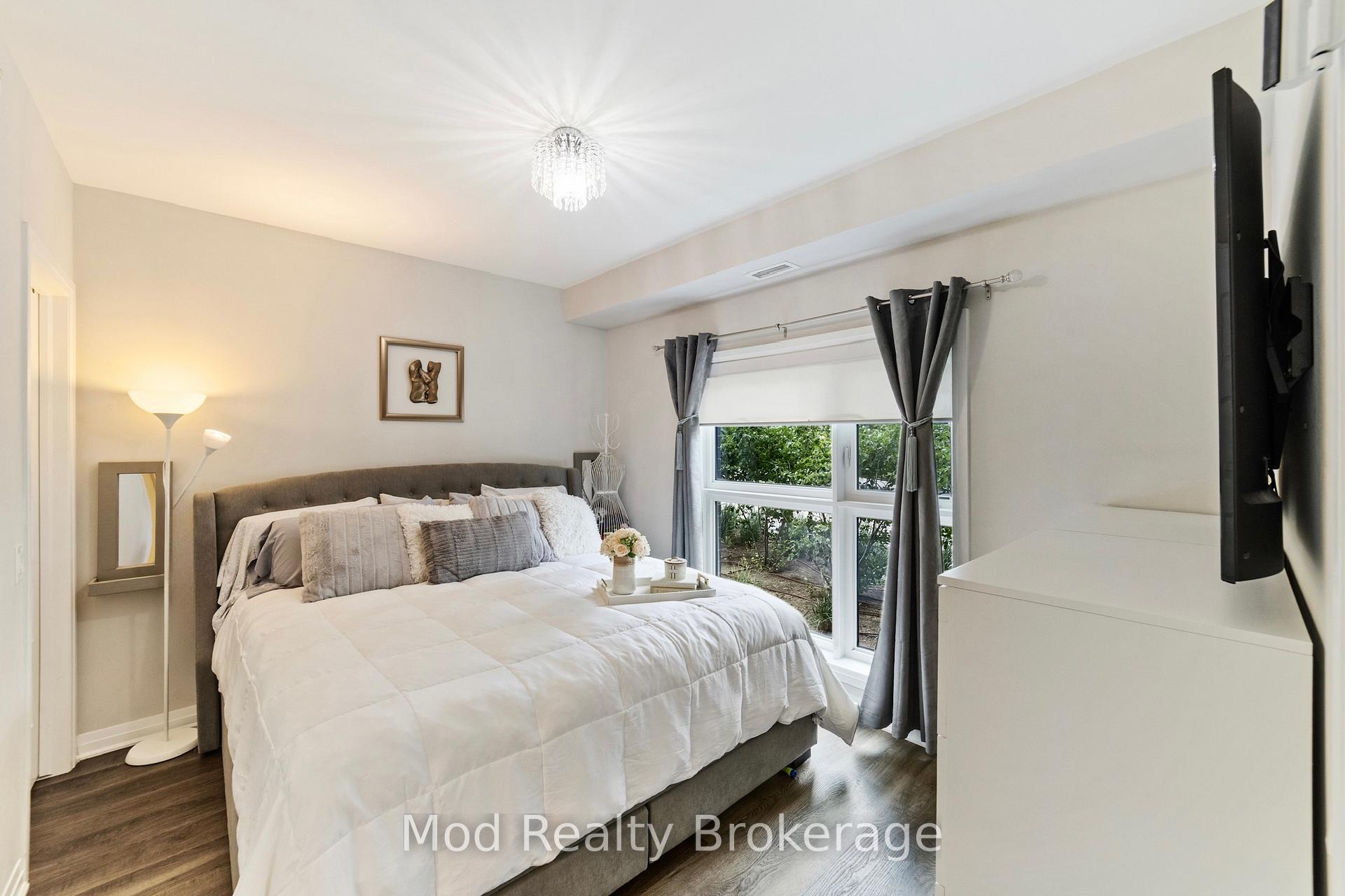 2 Bedrooms Condo at 128 Grovewood, Oakville For sale