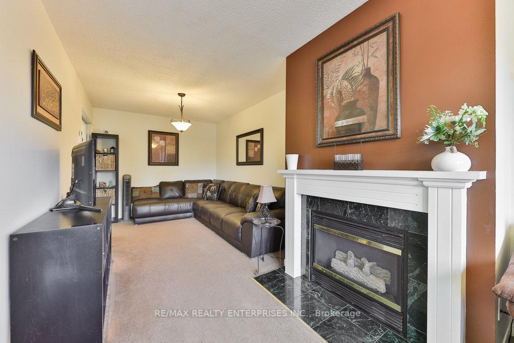 3 Bedrooms Condo at 455 Apache, Mississauga For sale