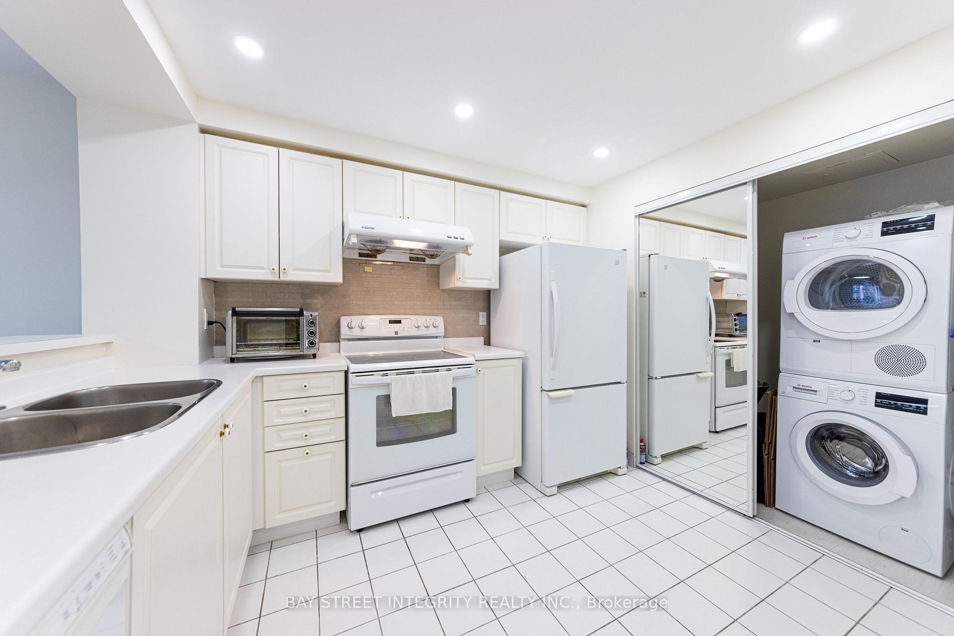 2 Bedrooms Condo at 28 Hollywood, Toronto For sale