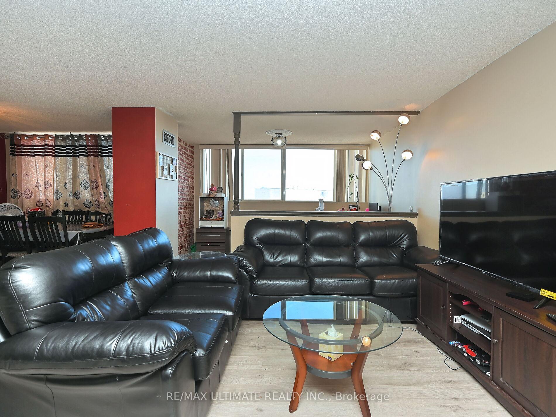 3 Bedrooms Condo at 3700 Kaneff, Mississauga For sale