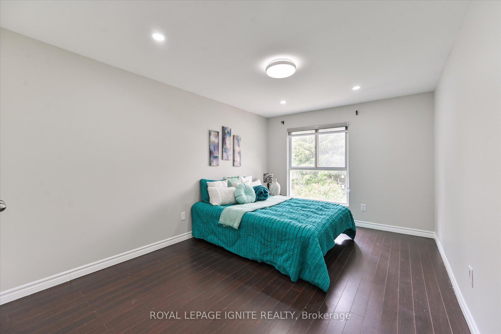 5 Bedrooms Condo at 40 Dundalk, Toronto For sale