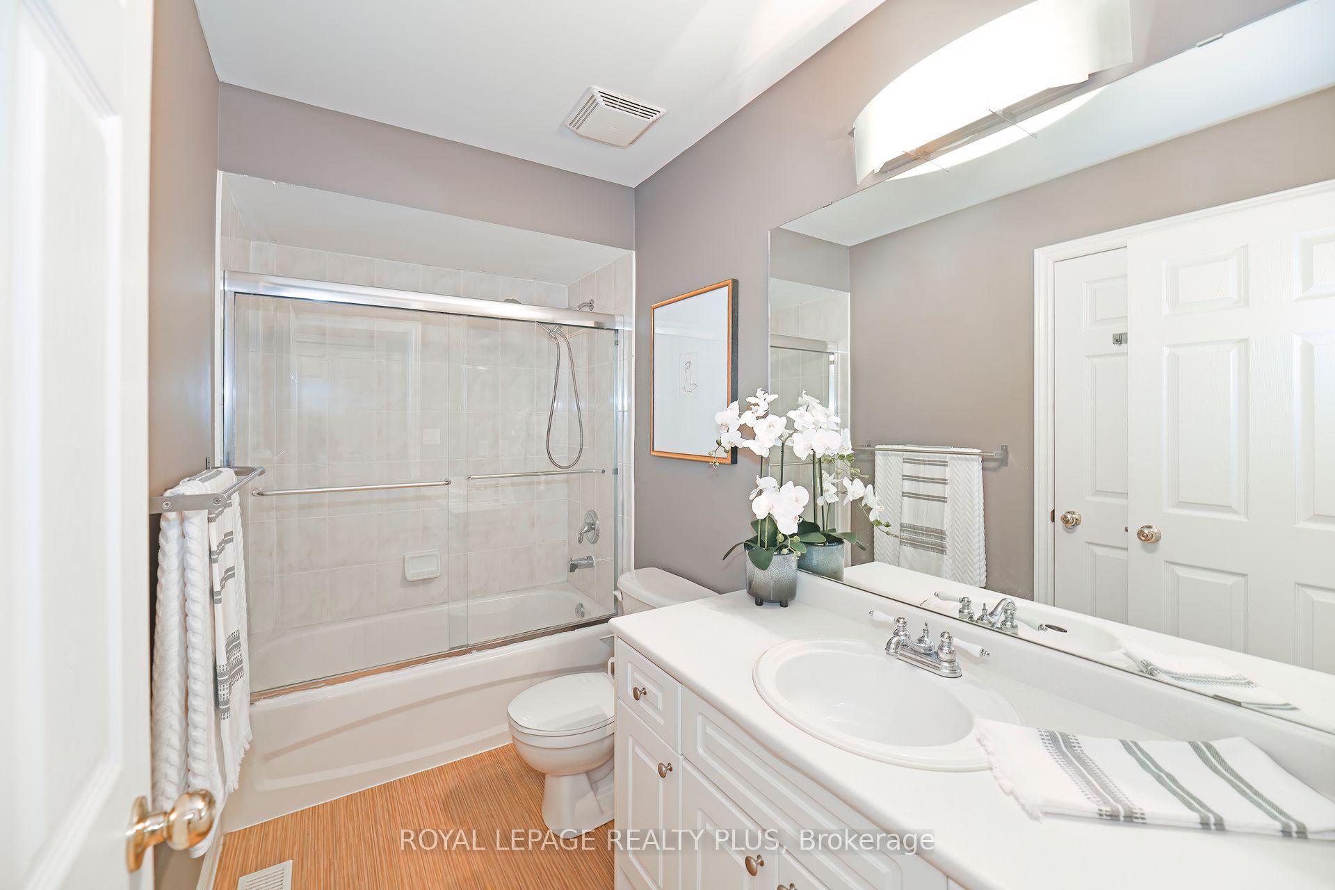 3 Bedrooms Condo at 4045 Upper Middle, Burlington For sale