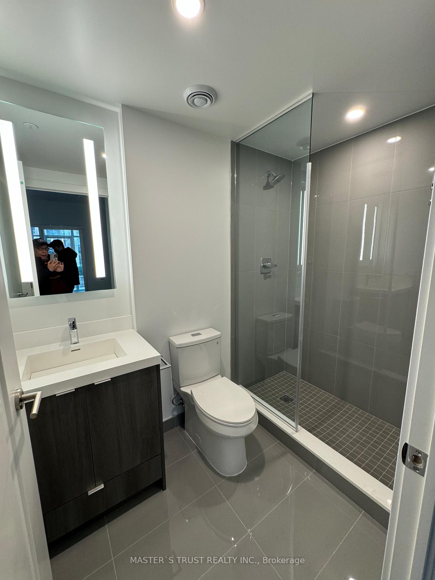 2 Bedrooms Condo at 30 IN ON THE PARK, Toronto For sale