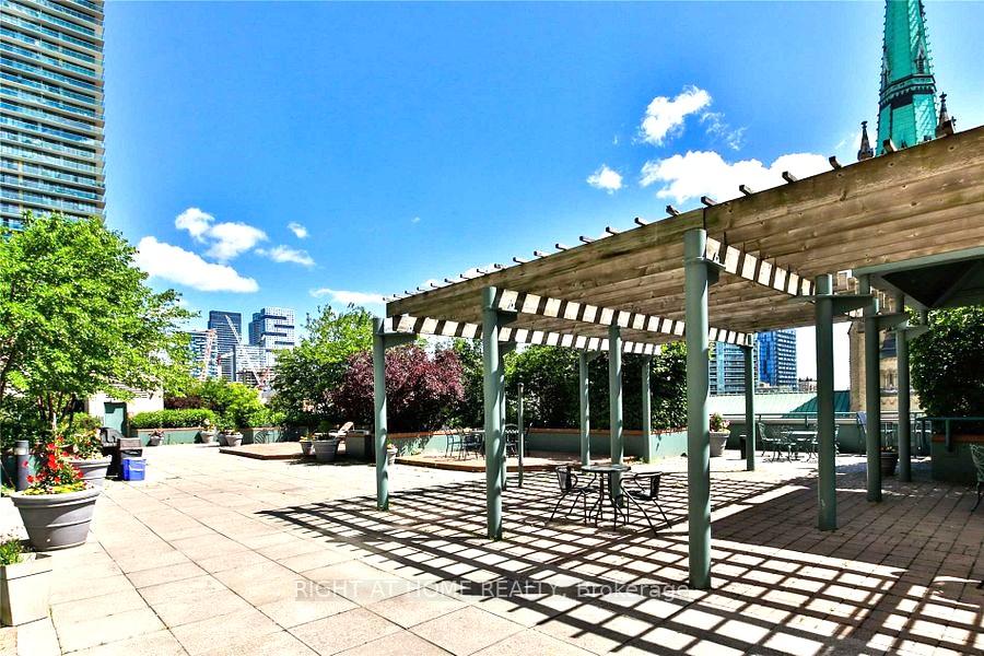 2 Bedrooms Condo at 92 King, Toronto For sale