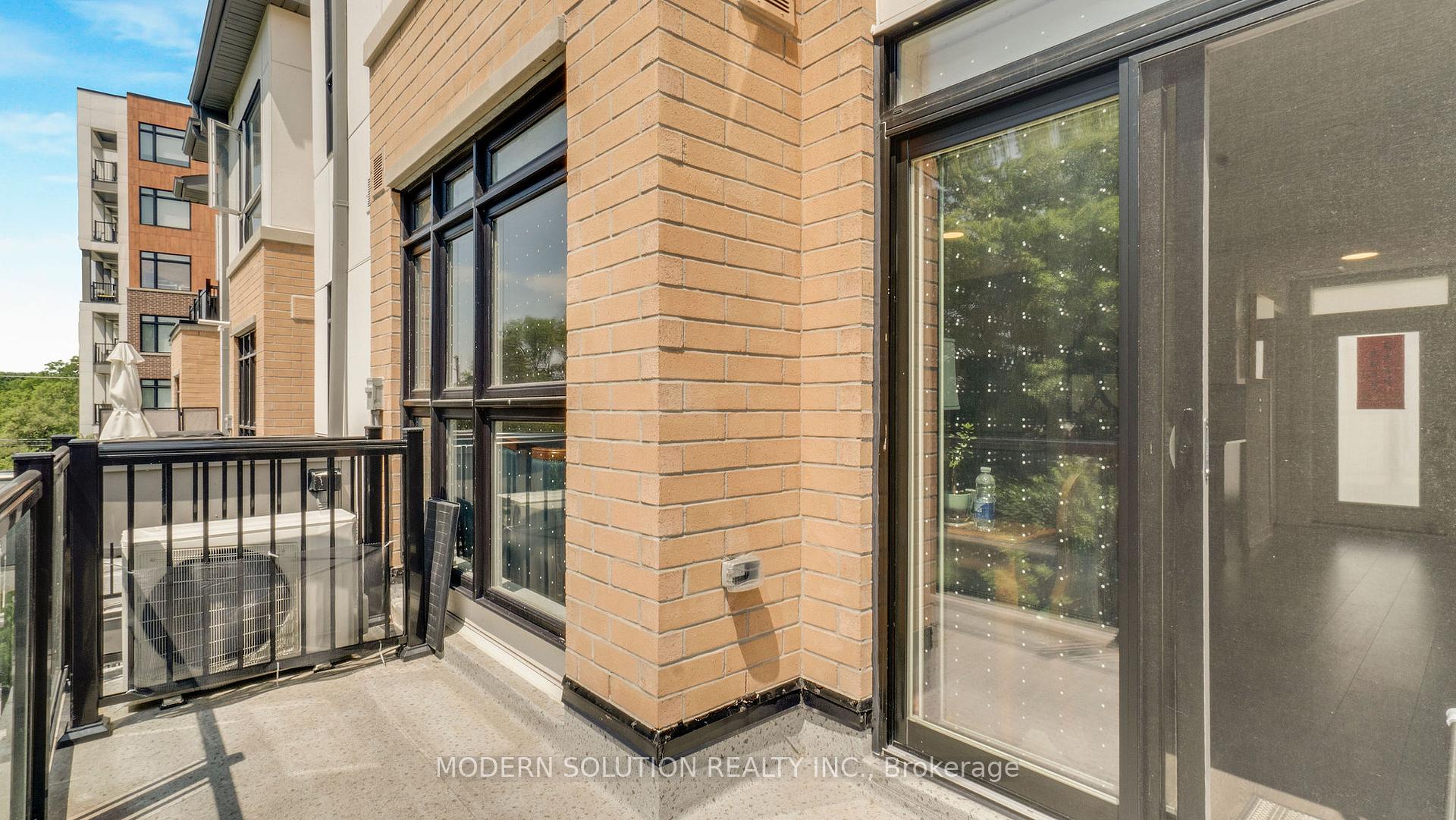 2 Bedrooms Condo at 155 Canon Jackson, Toronto For sale