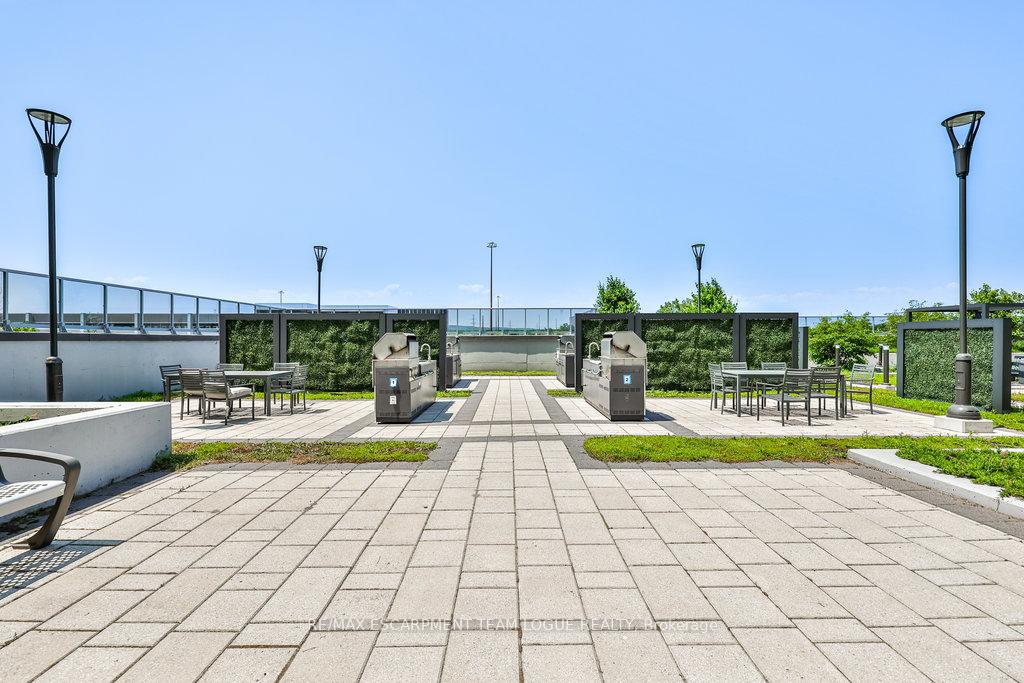 2 Bedrooms Condo at 2081 Fairview,  Burlington For sale