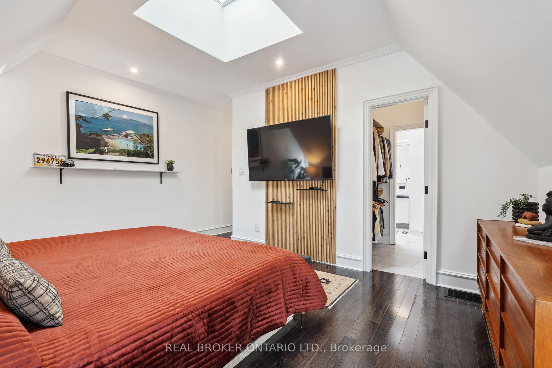 2 Bedrooms Condo at 300 Avenue, Toronto For sale