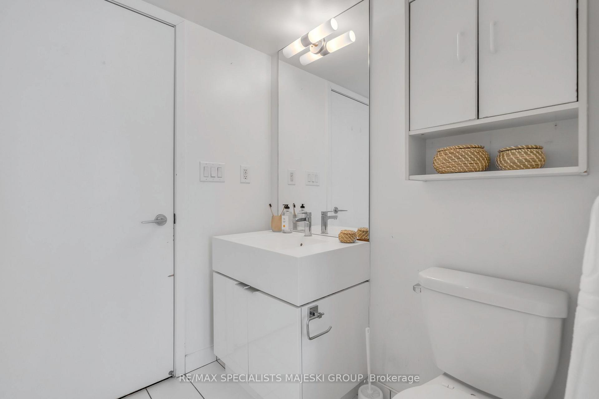 2 Bedrooms Condo at 21 Iceboat,  Toronto For sale