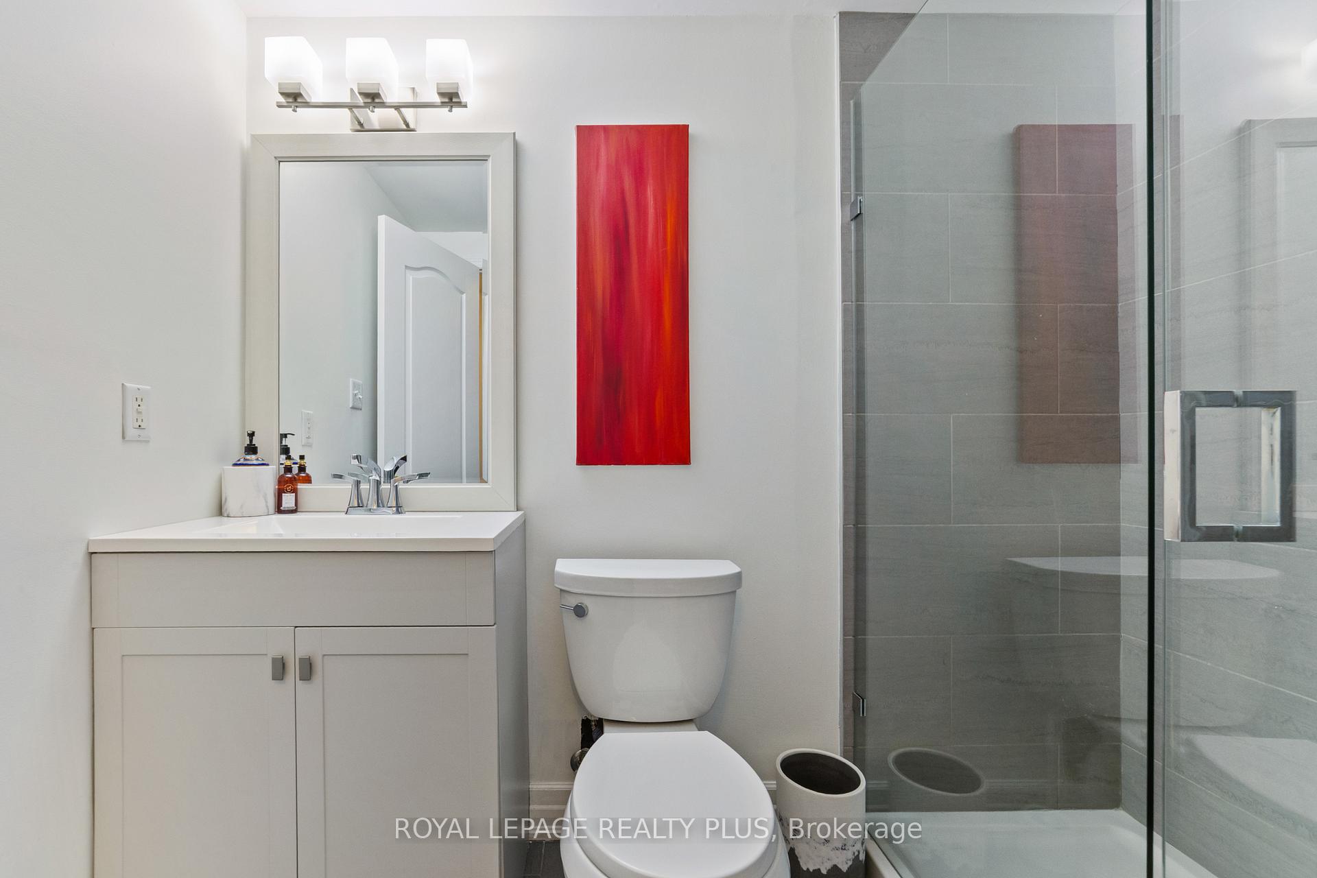 3 Bedrooms Condo at 928 Queen, Mississauga For sale