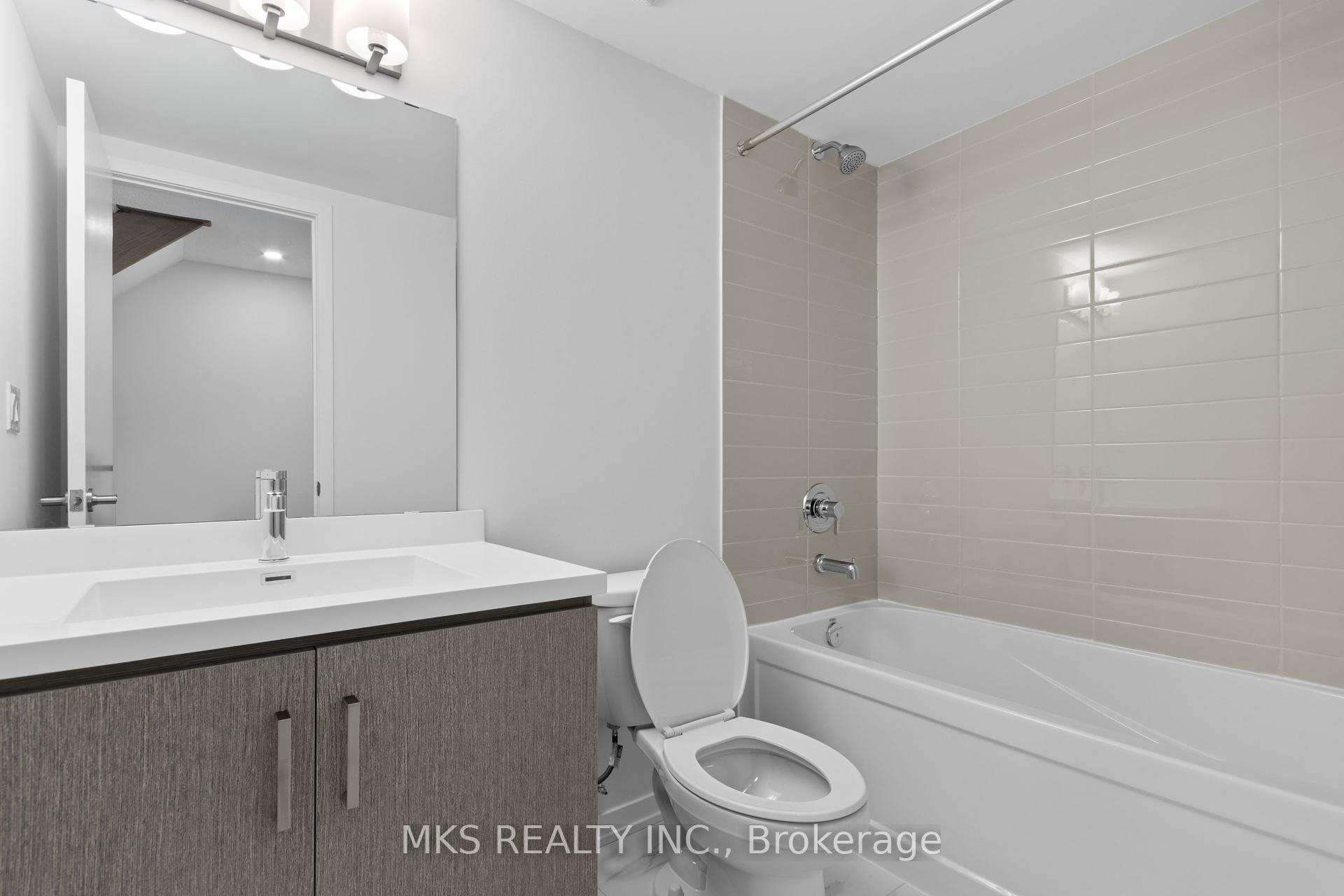 3 Bedrooms Condo at 121 Honeycrisp,  Vaughan For sale