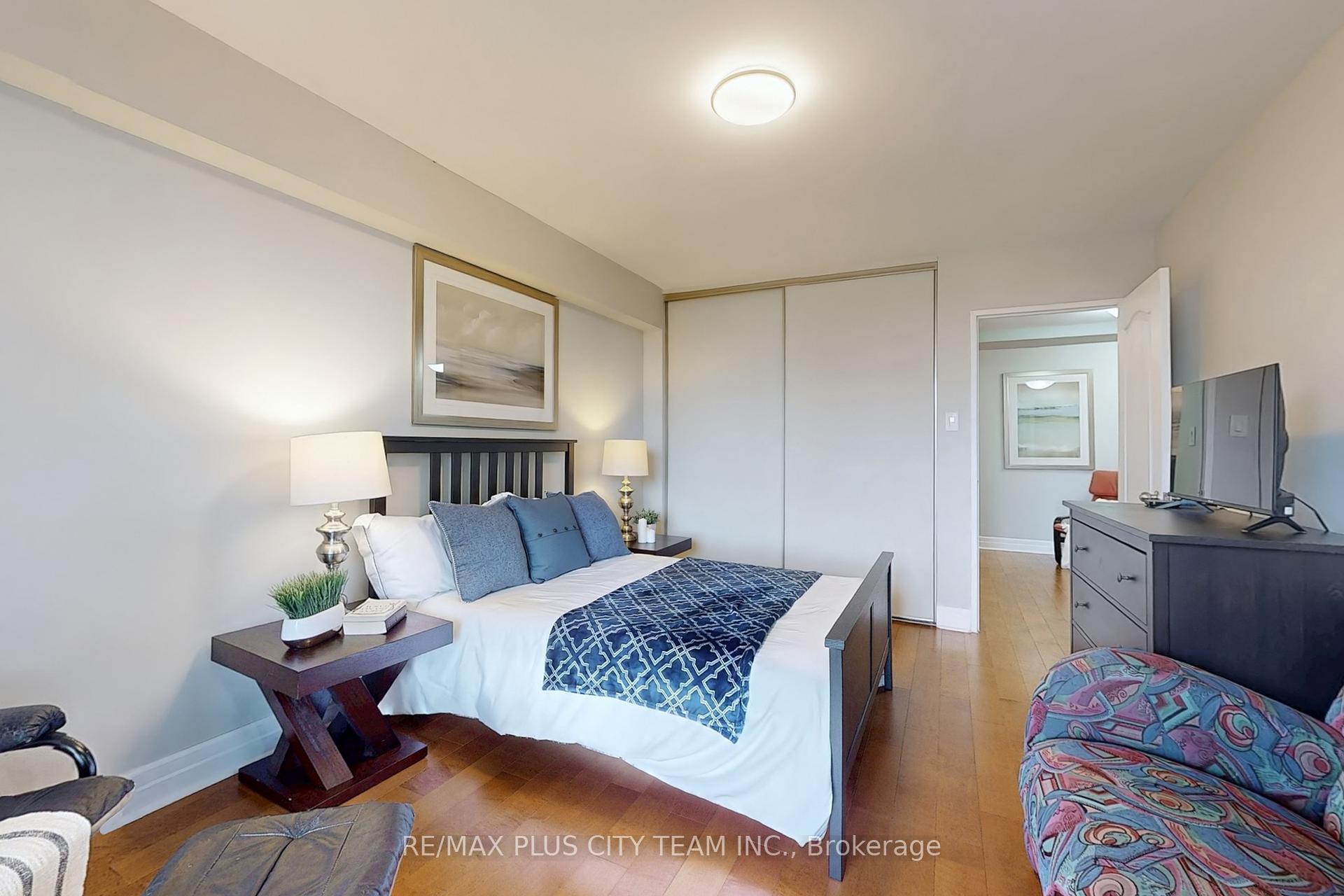4 Bedrooms Condo at 35 Ormskirk, Toronto For sale