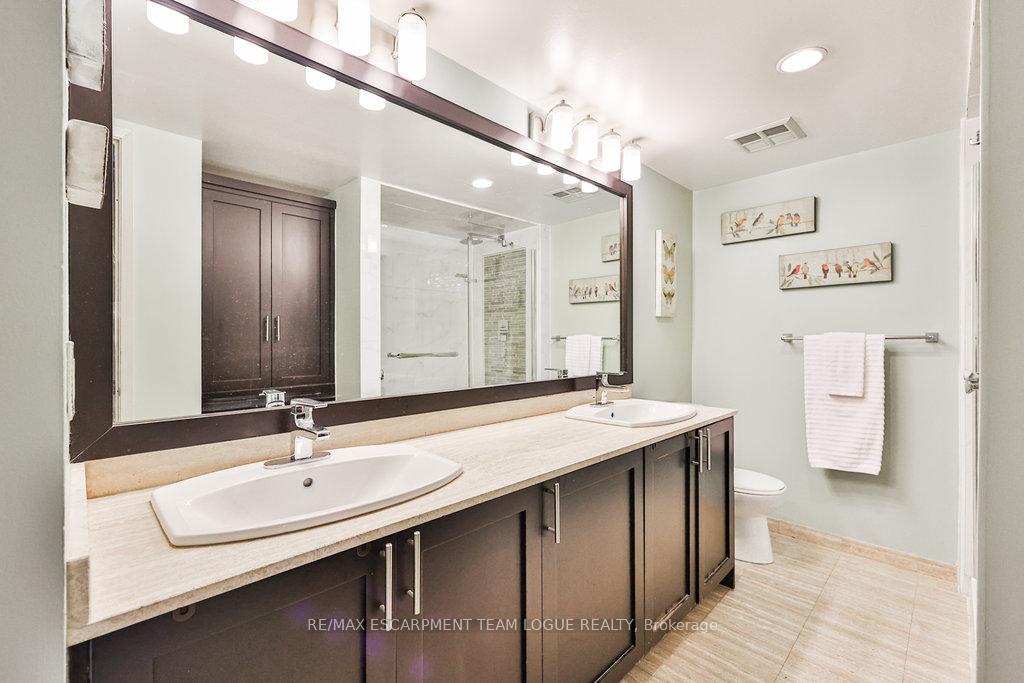 3 Bedrooms Condo at 7 Concorde,  Toronto For sale