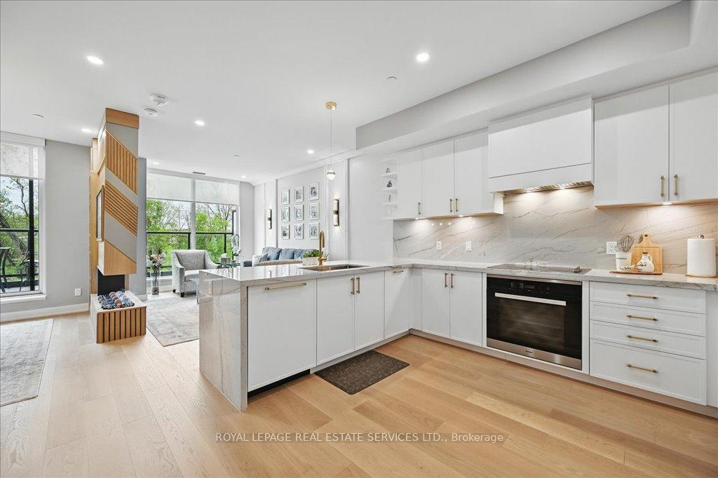 3 Bedrooms Condo at 2489 Taunton, Oakville For sale