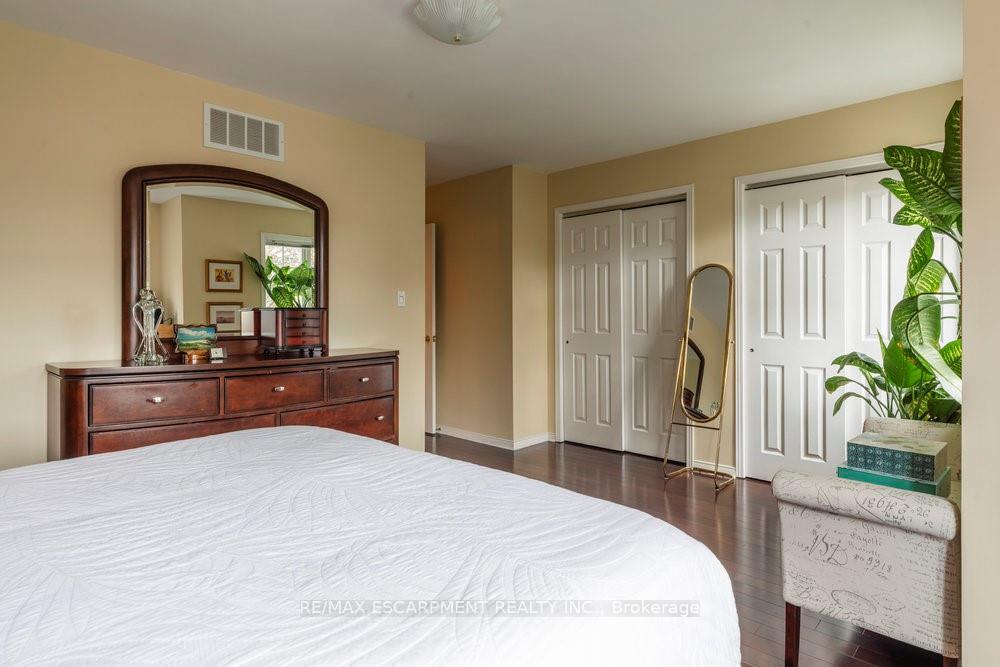 3 Bedrooms Condo at 31 Moss, Hamilton For sale