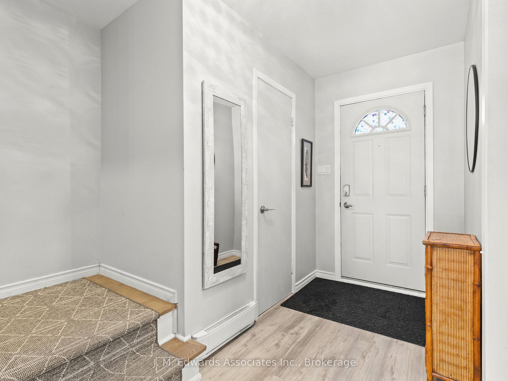 3 Bedrooms Condo at 61 Sarah,  Oakville For sale