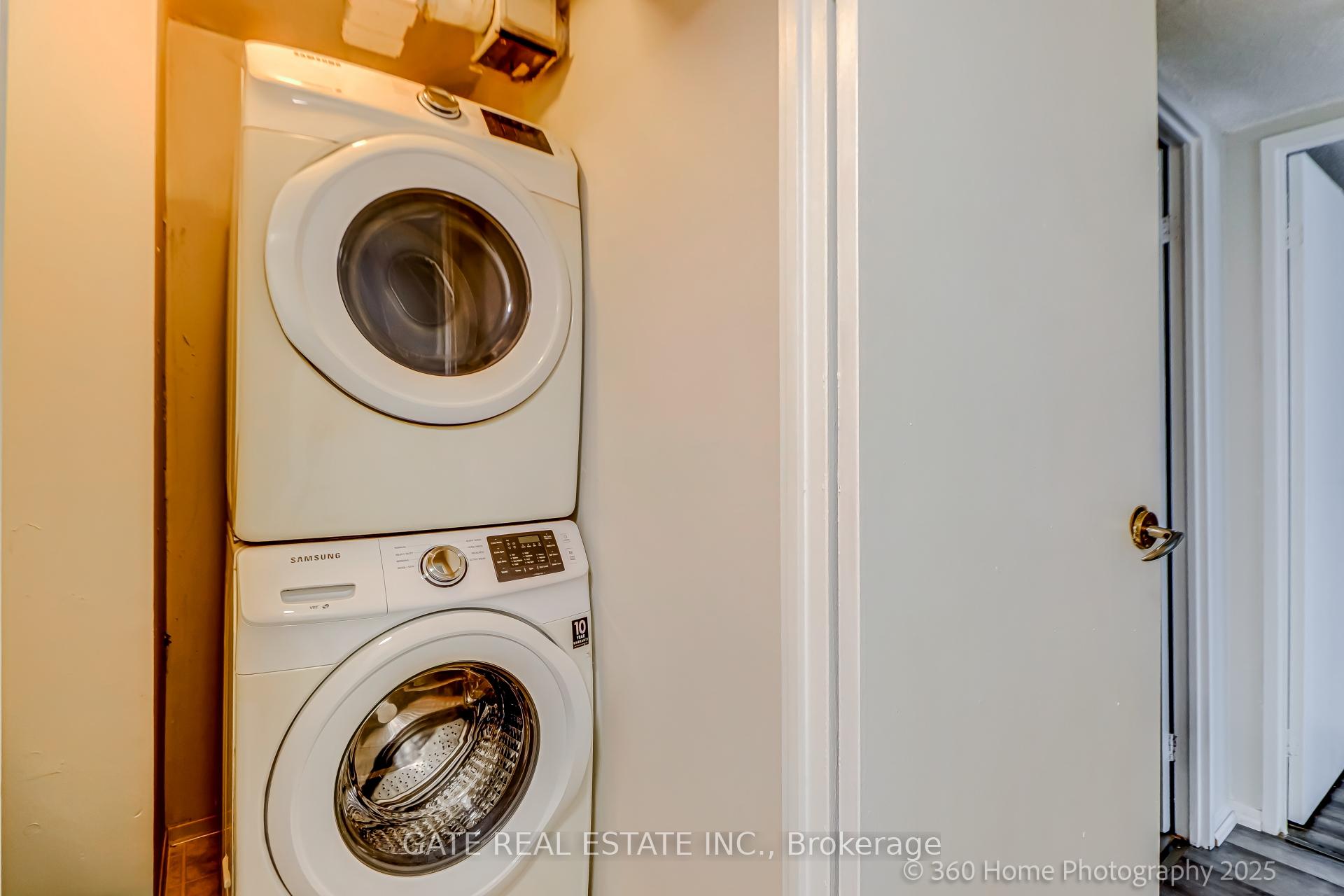 3 Bedrooms Condo at 10 Markbrook,  Toronto For sale