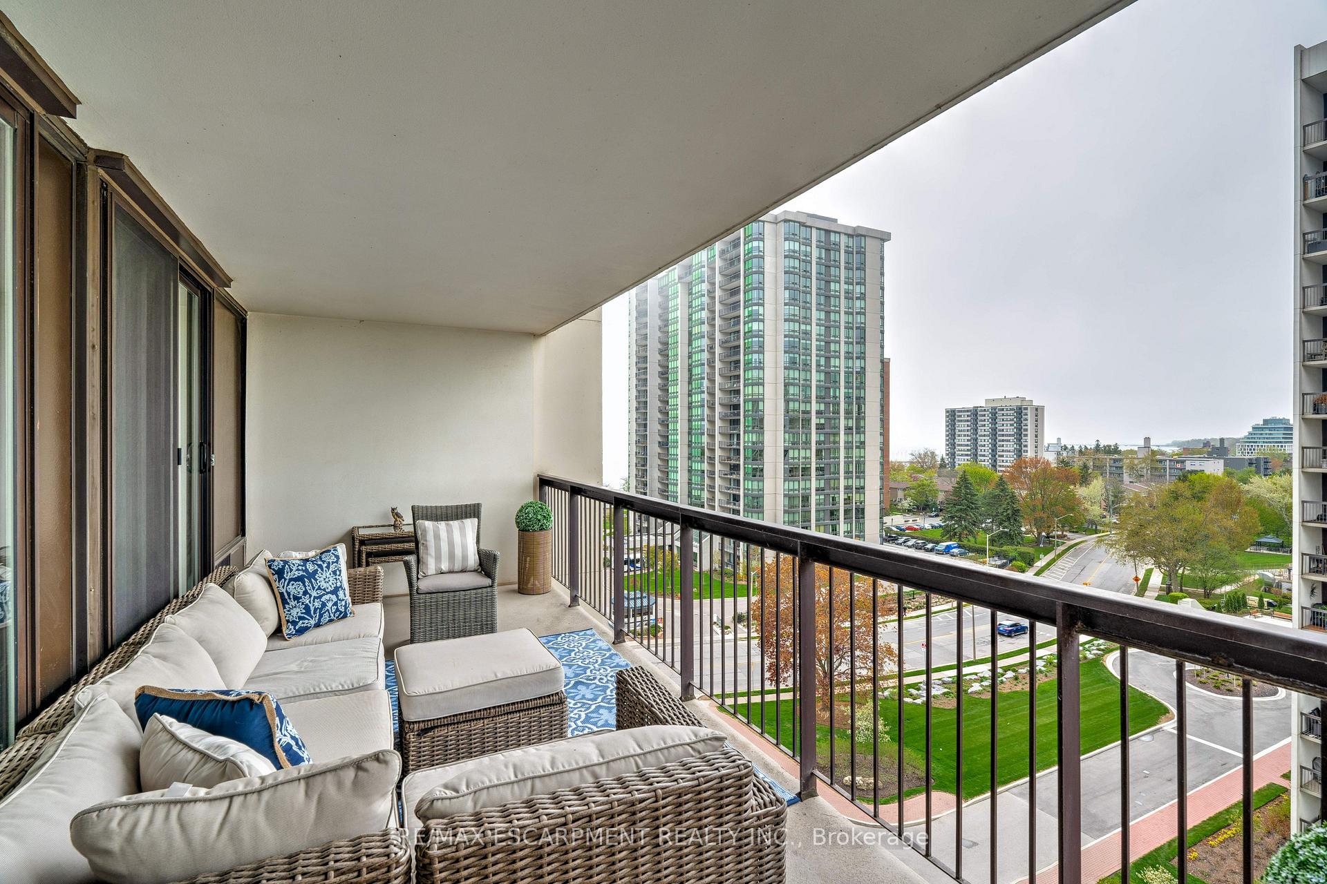 3 Bedrooms Condo at 2175 Marine, Oakville For sale