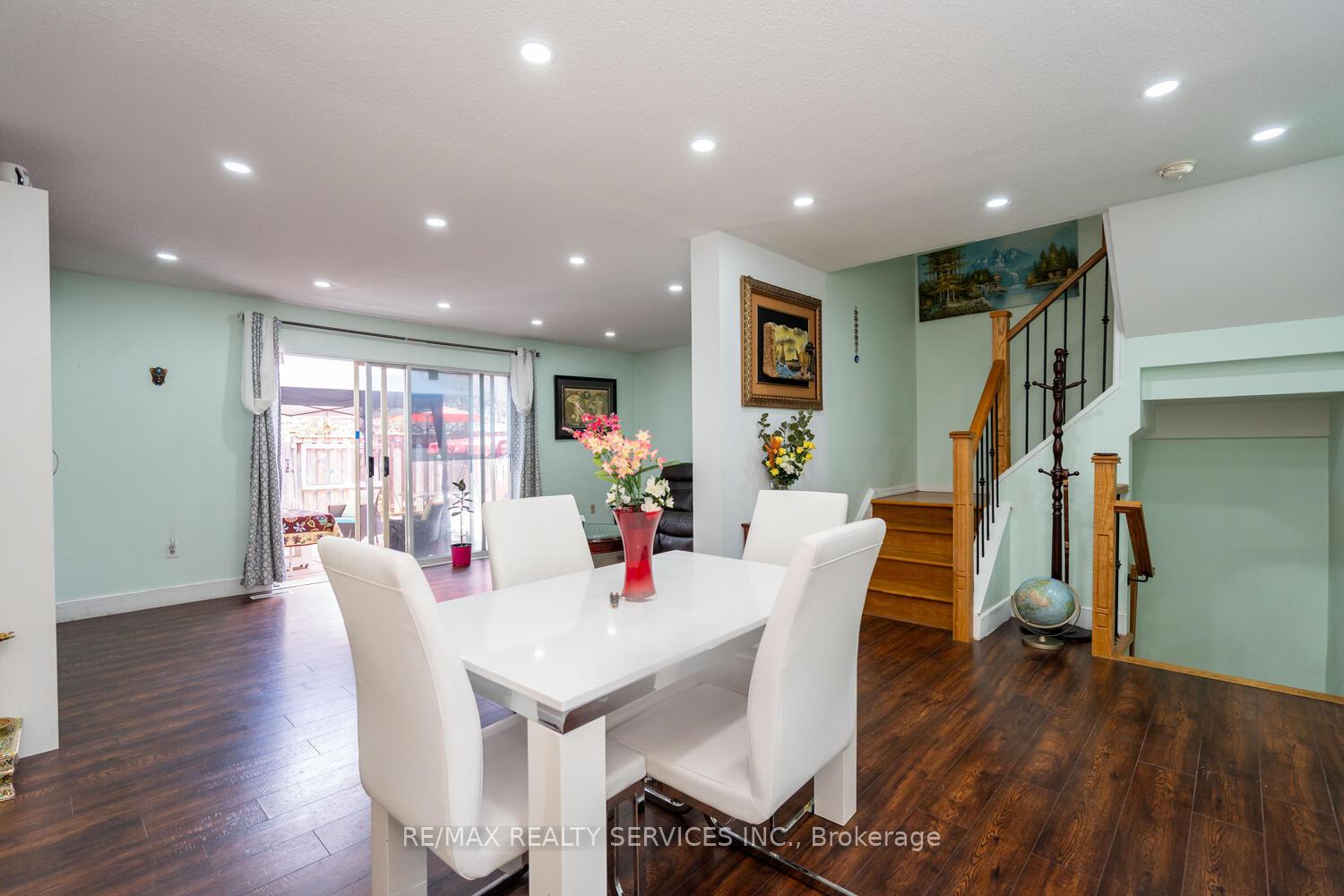 5 Bedrooms Condo at 2825 Gananoque, Mississauga For sale