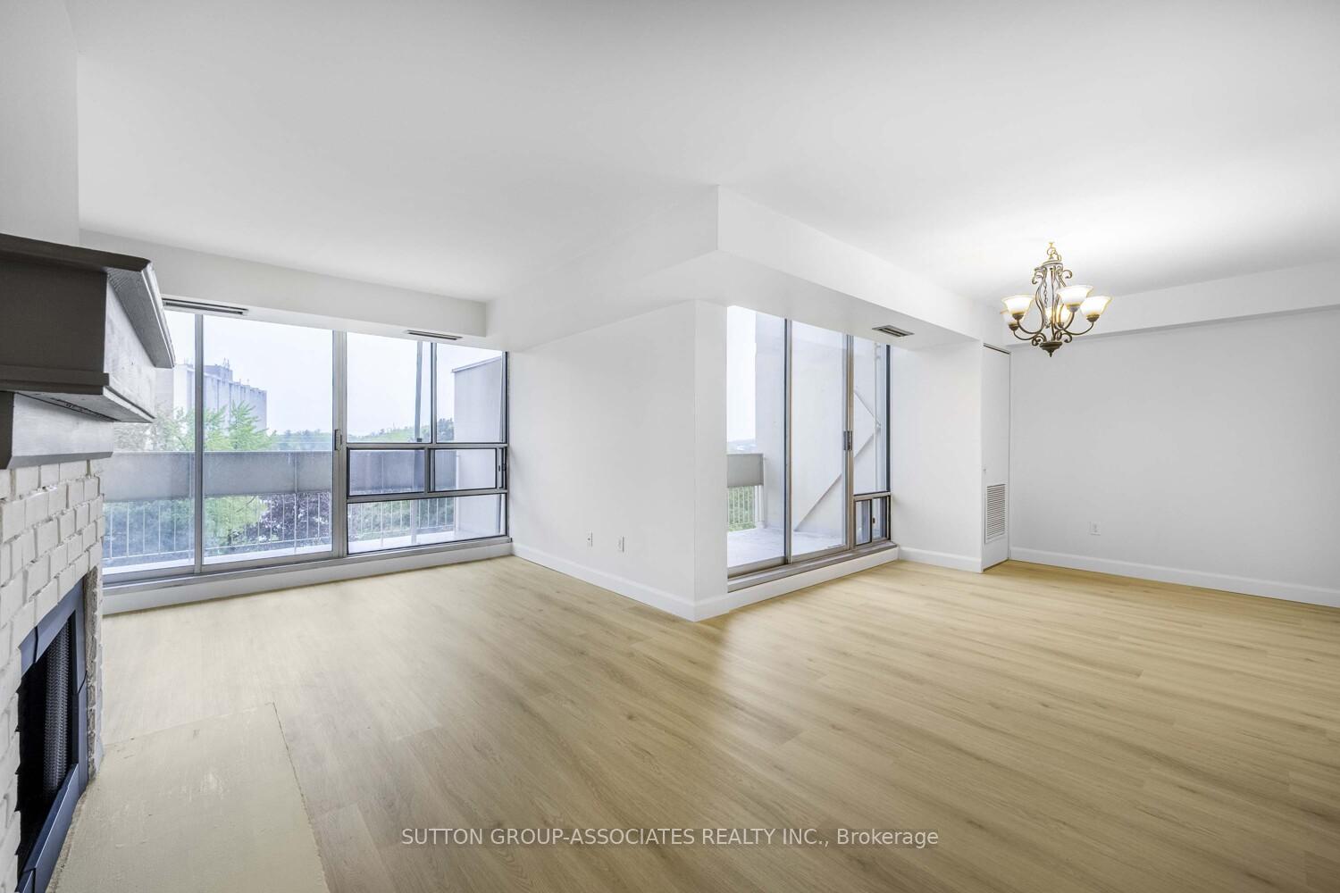 3 Bedrooms Condo at 1300 Marlborough, Oakville For sale