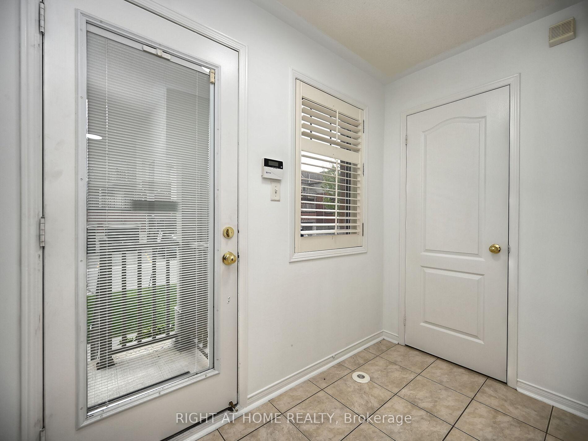 2 Bedrooms Condo at 3250 Bentley, Mississauga For sale