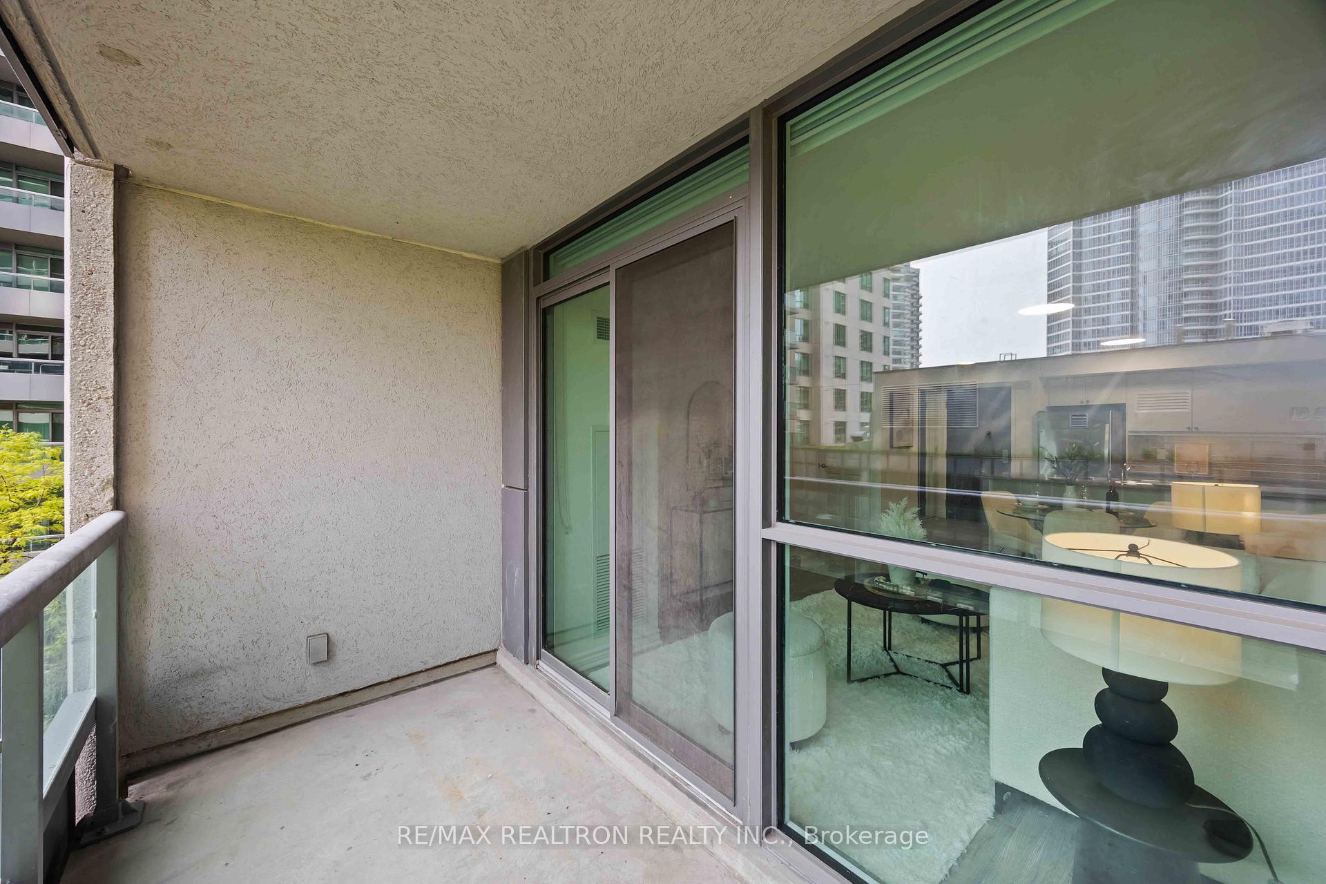 2 Bedrooms Condo at 25 Lower Simcoe, Toronto For sale