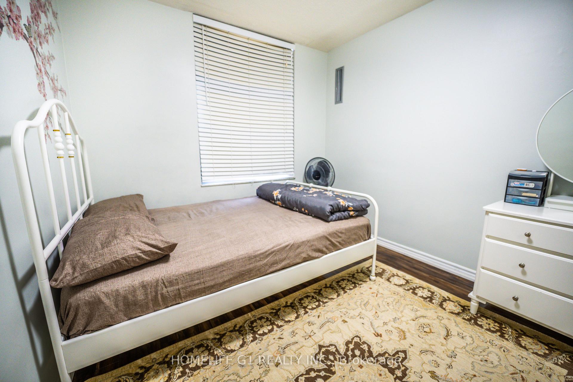 3 Bedrooms Condo at 5 Shady, Toronto For sale
