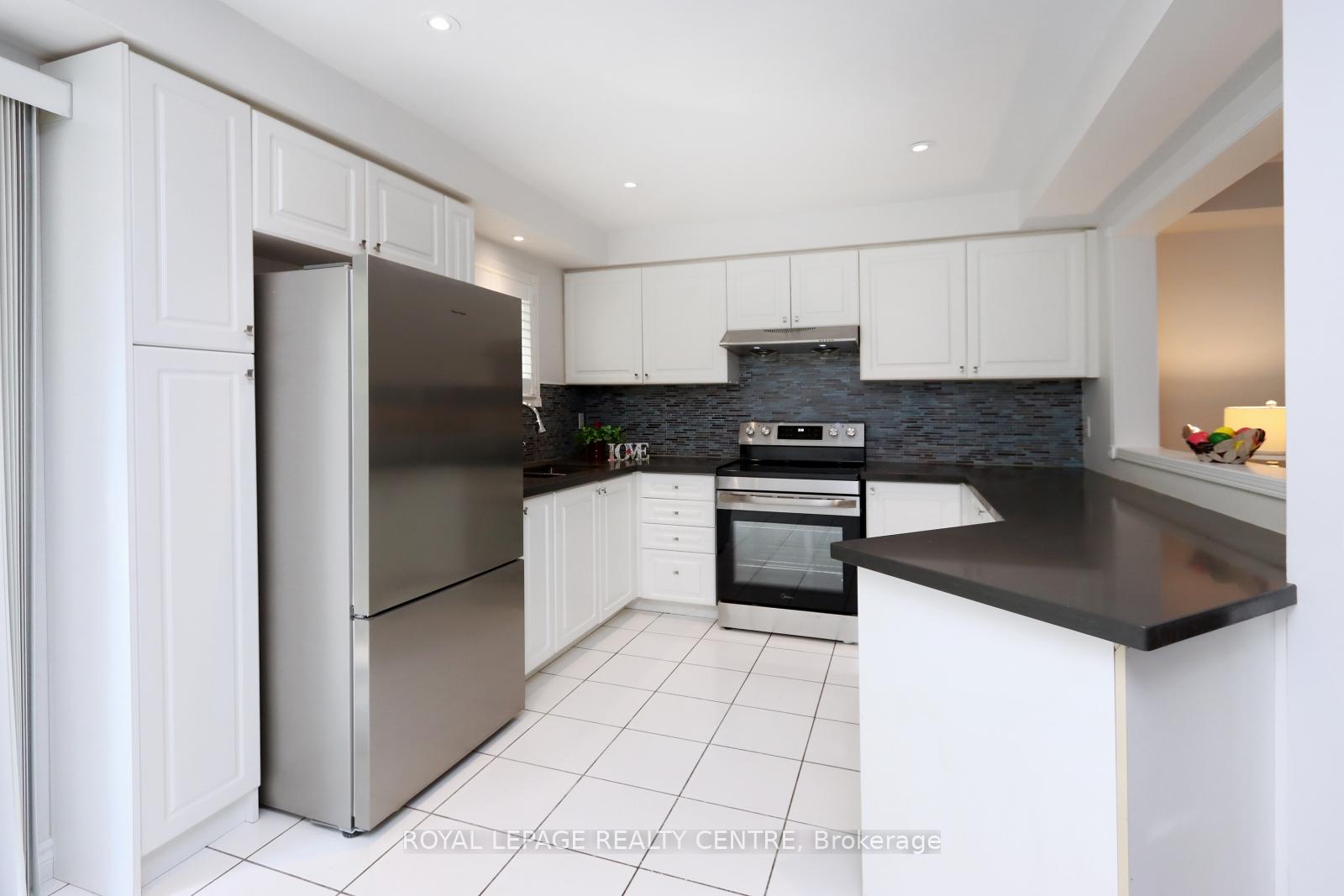 3 Bedrooms Condo at 5525 Palmerston, Mississauga For sale