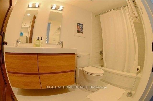 2 Bedrooms Condo at 50 Eglinton, Mississauga For sale