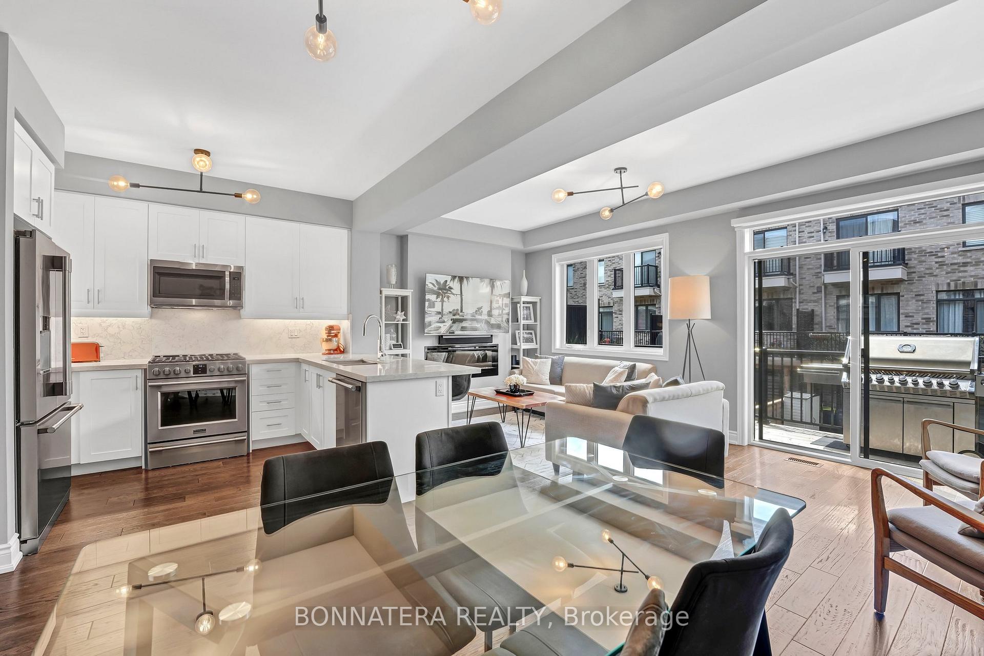 4 Bedrooms Condo at 10 Augustus, Toronto For sale