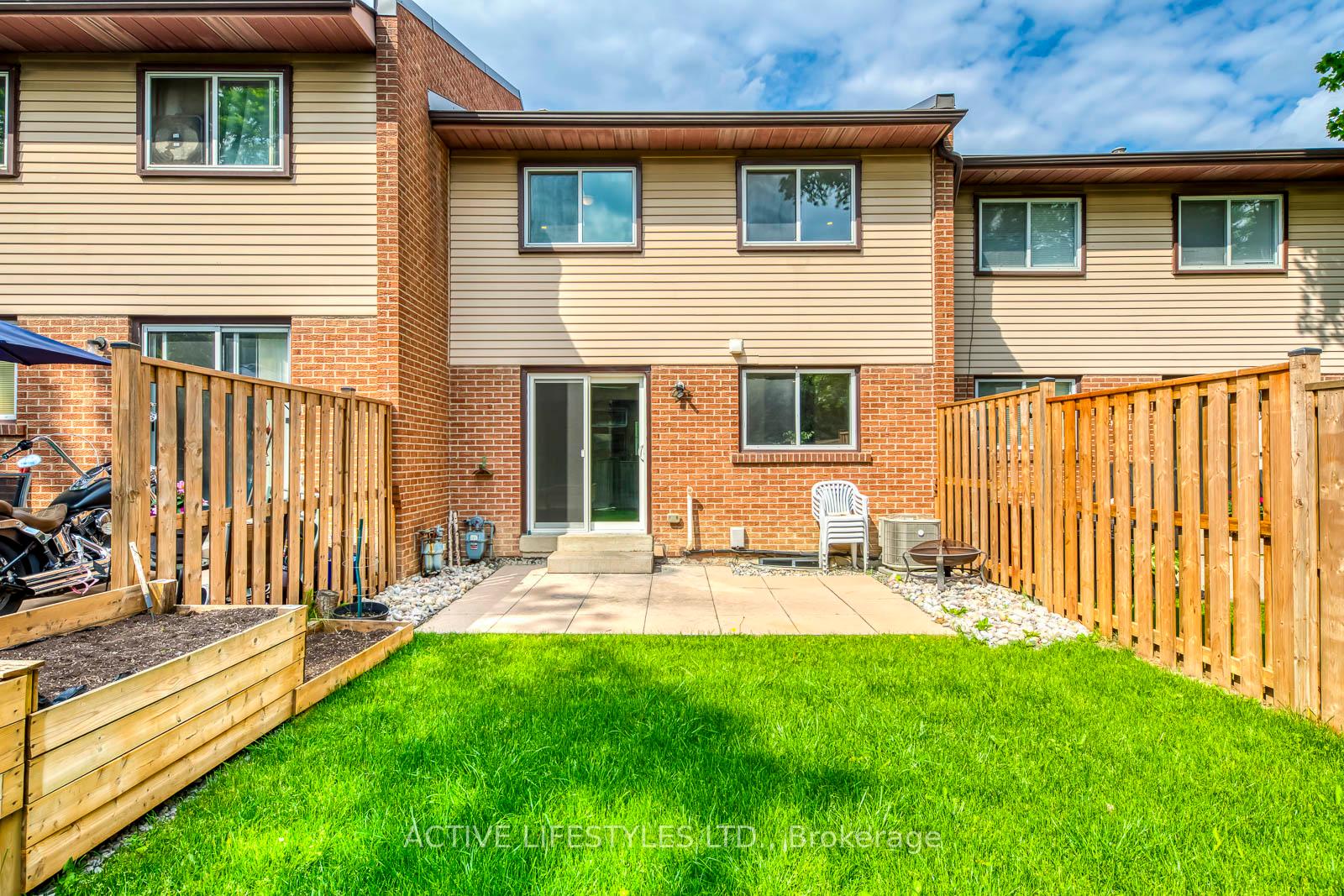 4 Bedrooms Condo at 2301 Derry, Mississauga For sale