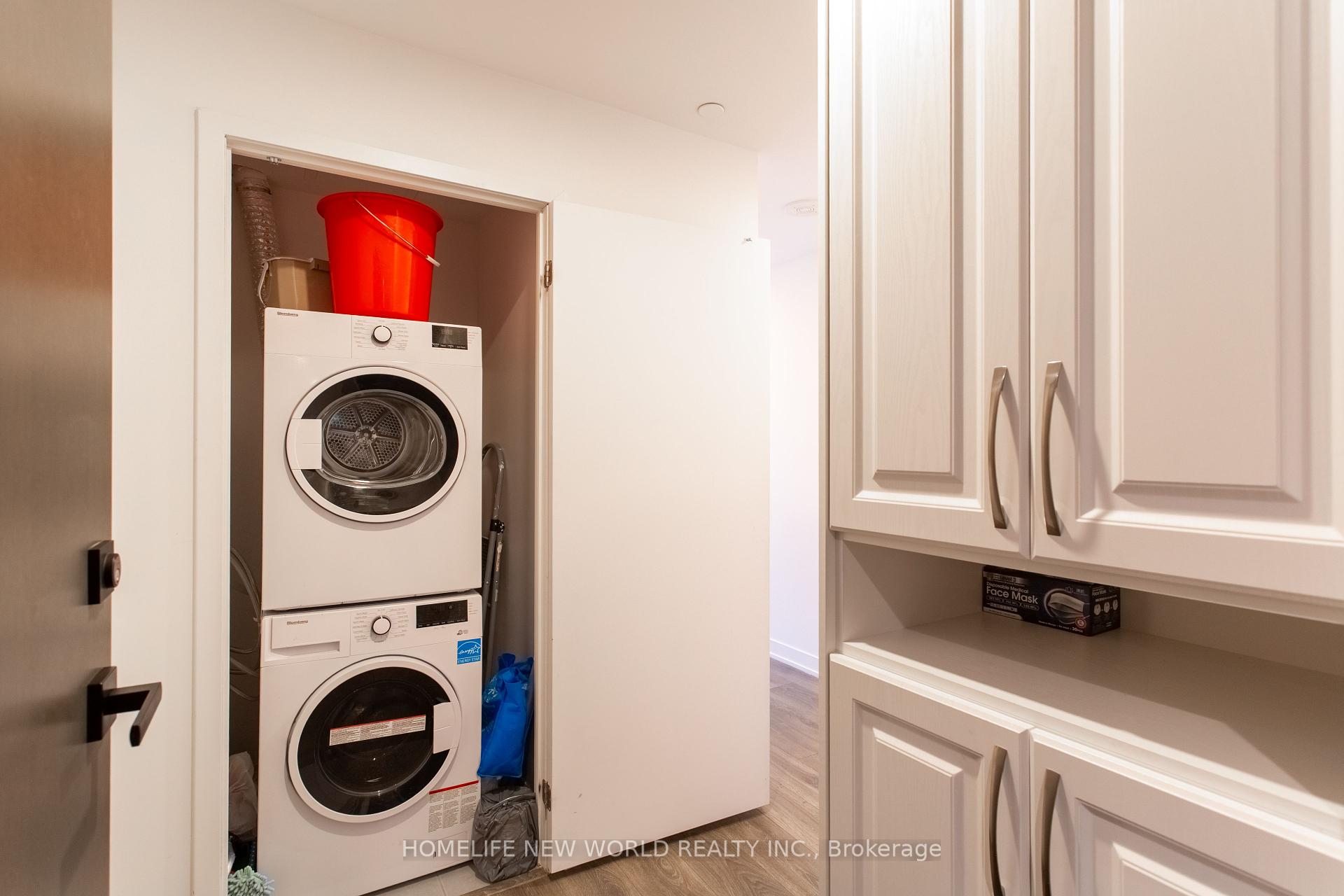 2 Bedrooms Condo at 15 Holmes, Toronto For sale