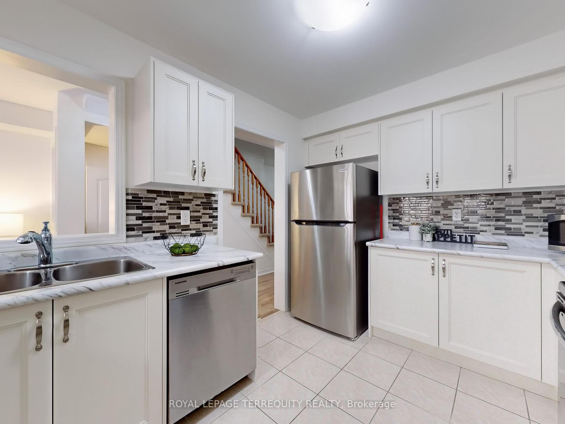 4 Bedrooms Condo at 6399 Spinnaker,  Mississauga For sale