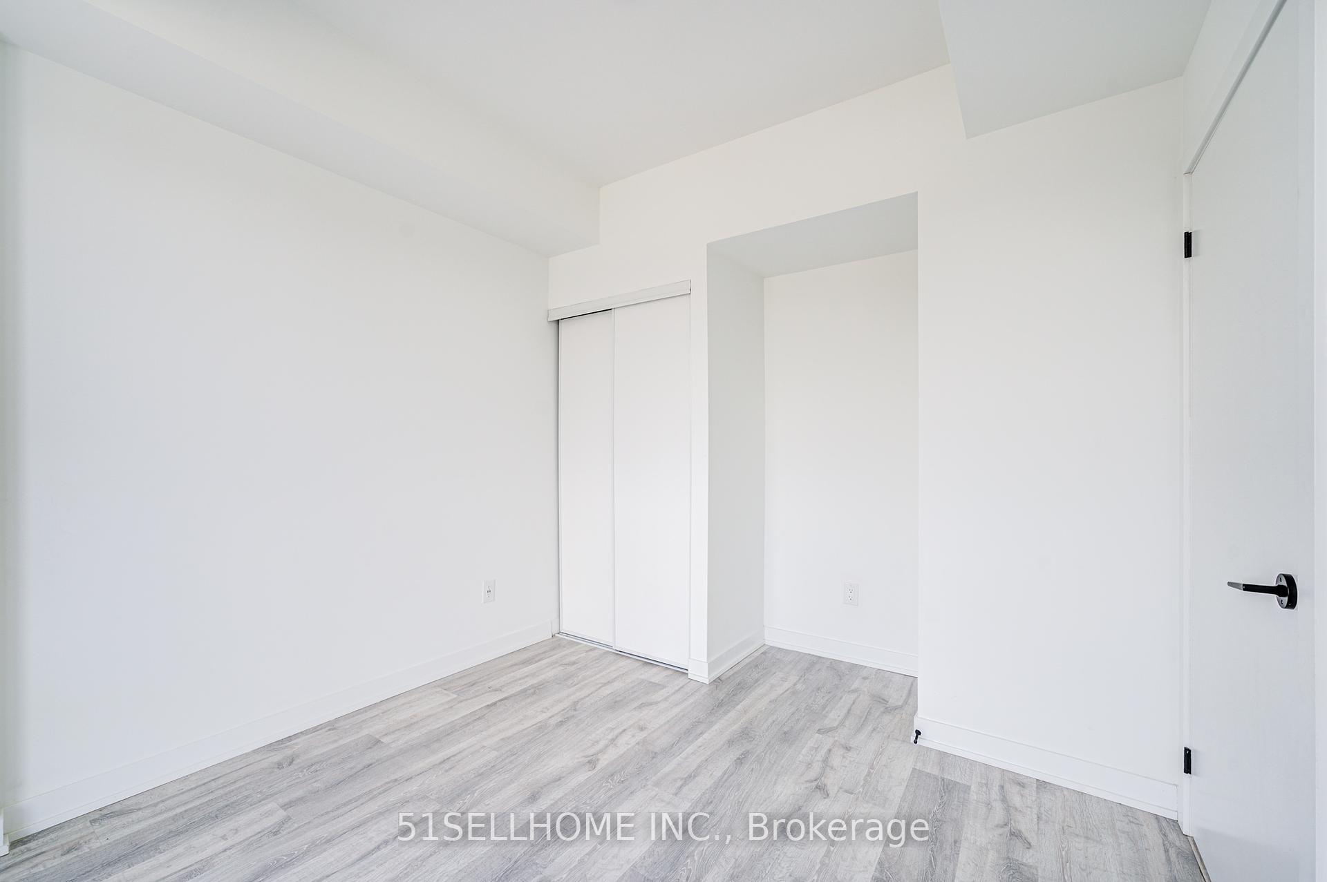 2 Bedrooms Condo at 215 Lakeshore,  Mississauga For sale