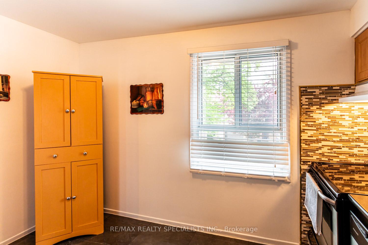 5 Bedrooms Condo at 405 Hyacinthe, Mississauga For sale