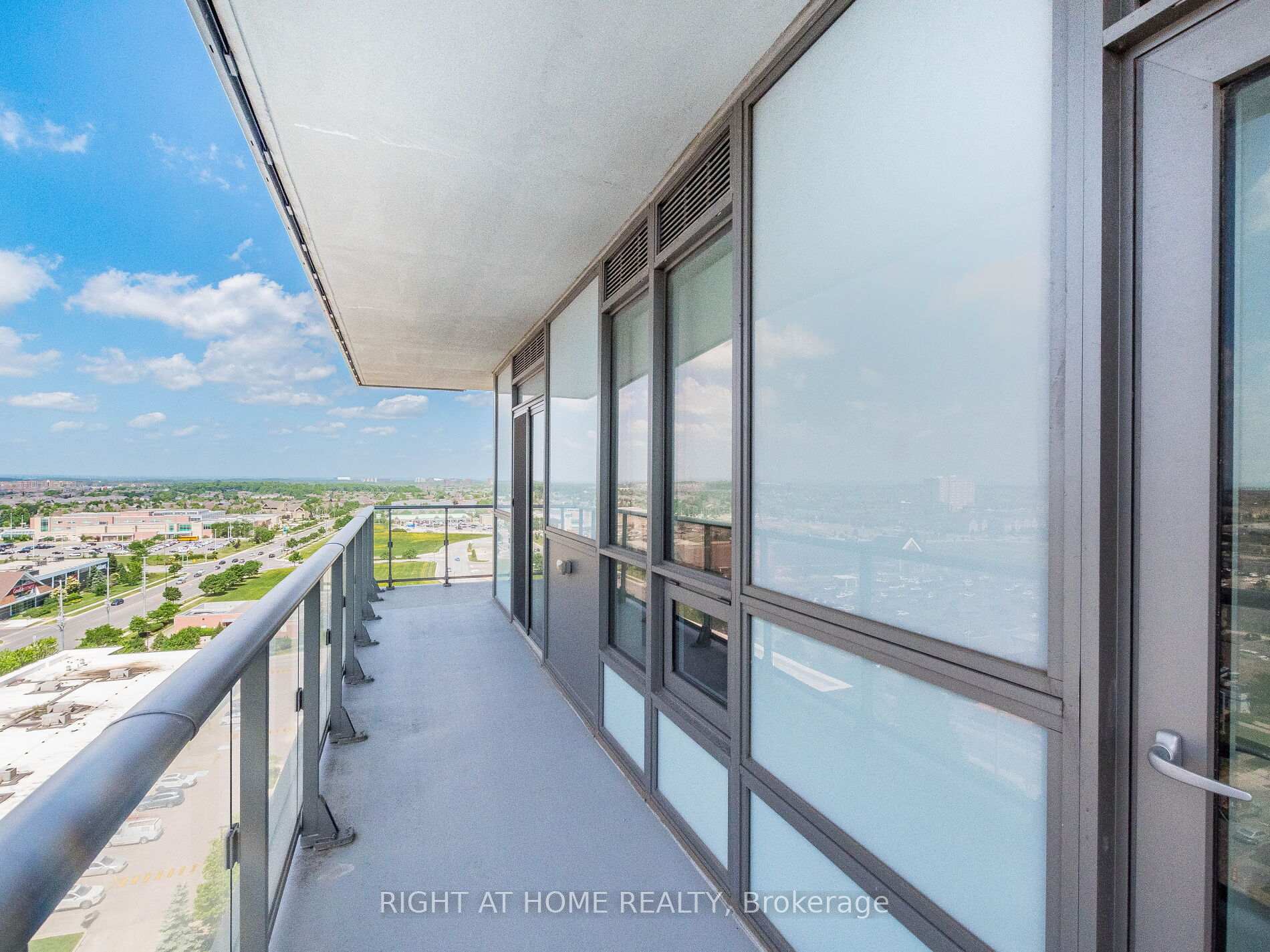 3 Bedrooms Condo at 4655 Glen Erin, Mississauga For sale
