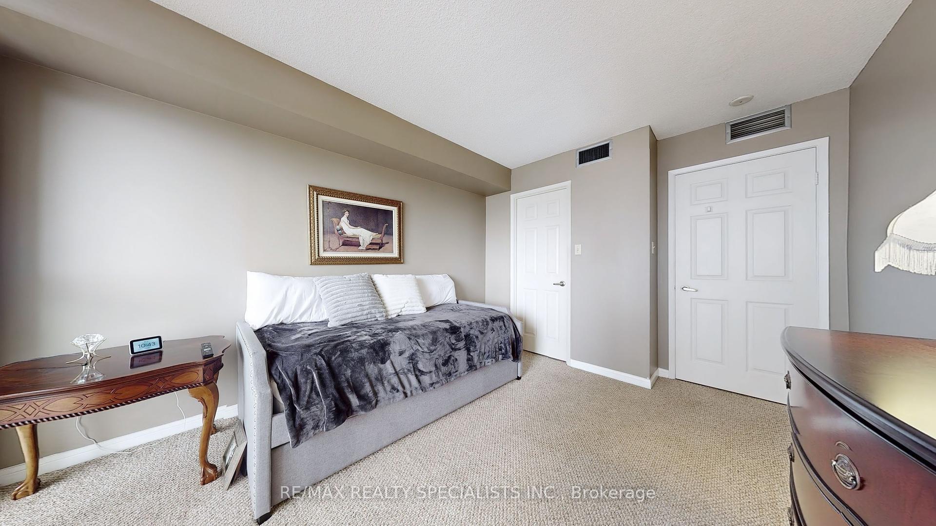 2 Bedrooms Condo at 45 Kingsbridge Garden, Mississauga For sale