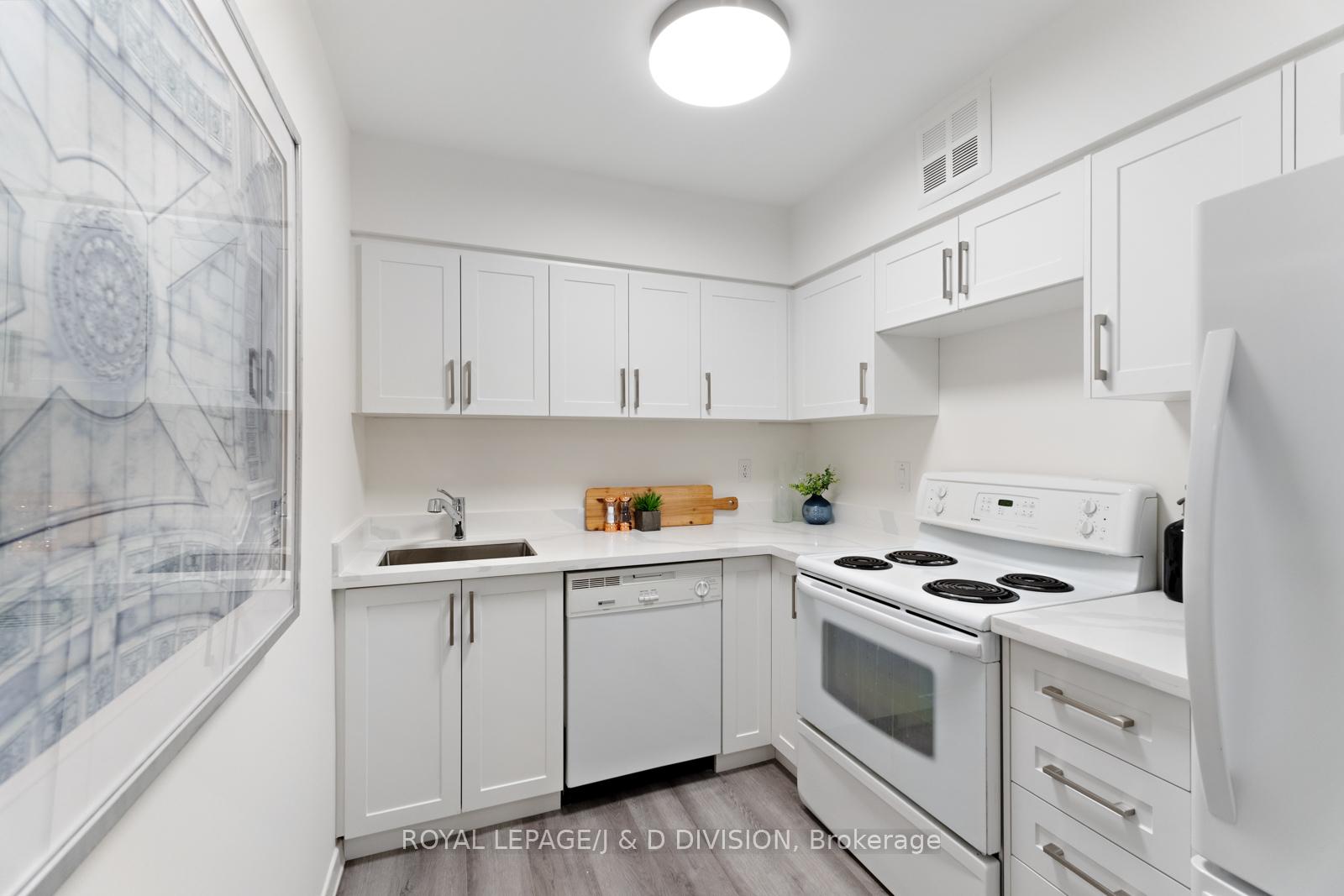 2 Bedrooms Condo at 25 Maitland,  Toronto For sale